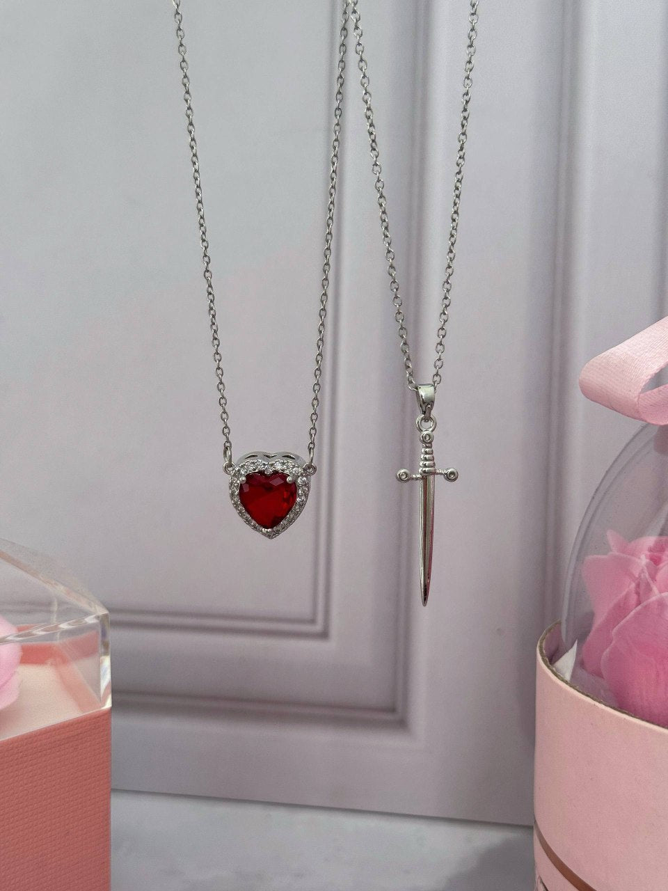 Collar Corazón Rojo & Daga – Acero Inoxidable