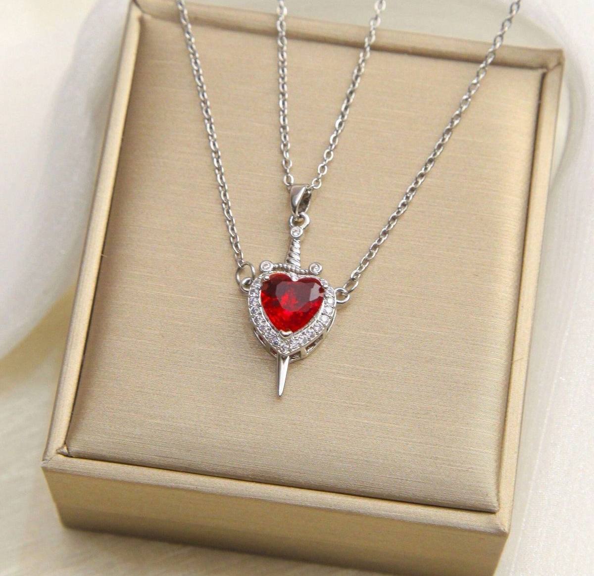 Collar Corazón Rojo & Daga – Acero Inoxidable